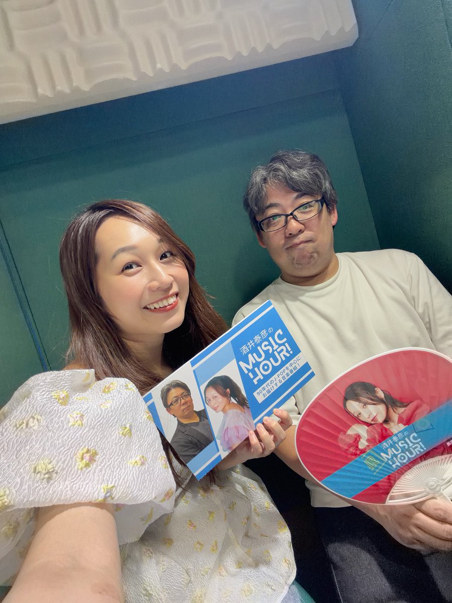 nagasawa_asuka's tweet photo. そして、今日は
『酒井泰彦のMUSIC HOUR！』
の収録もありました📻🫶
酒井さんがグッズを持ってきてくれて
うちわと共に✌️✨
ゲストの皆様もお迎えしての収録day！
今回もすんごいですっ😎👏 
詳細お知らせはまた後日！
お楽しみに☺️💙 https://t.co/XoAhfz6X7a