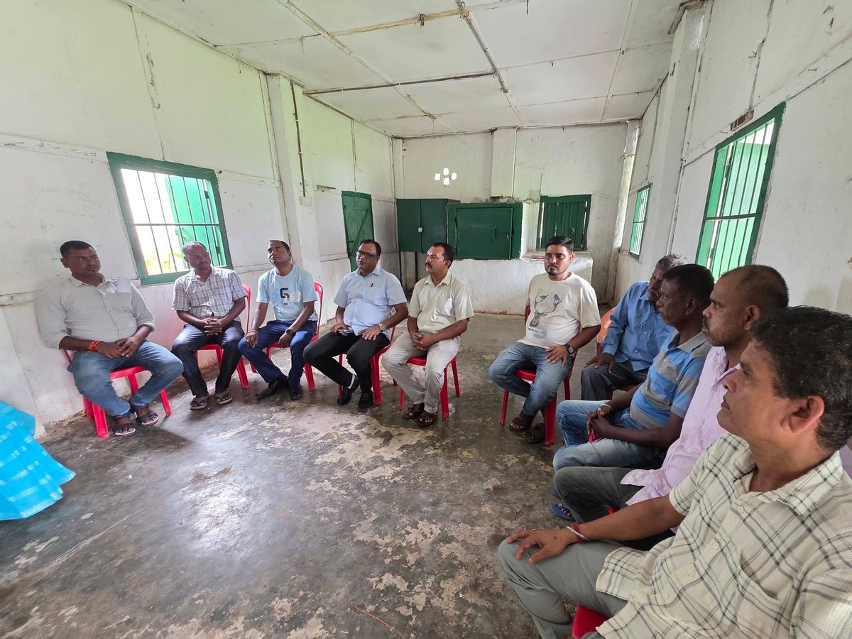 KujurSantiuse's tweet photo. Today, I met with the office bearers of the primary unit of the Assam Chah Mazdoor Sangha (ACMS) at the Hatigarh Tea Estate Labour Union Club for an important discussion. I listened to and discussed with the workers regarding several issues and challenges they are currently facing.

📌 Labour Union Club,Hatigarh Tea Estate.

@himantabiswa
@DilipSaikia4Bjp
@rupeshgowala
