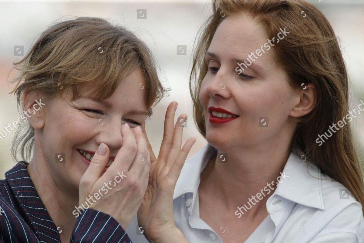 yunyyy654's tweet photo. Sandra's smile and Justine's hands. That's it 🤧 https://t.co/TpIO5btrUa