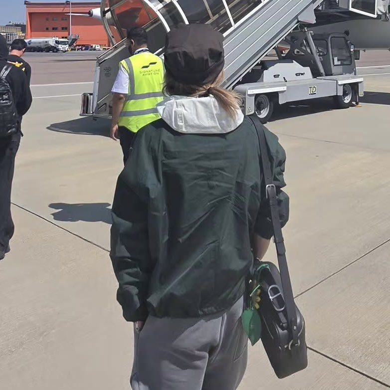 JiminLatinoFB's tweet photo. Nuestro Jimin camino a Alemania 🇩🇪 mira que hermoso se ve de espalda 😎 su boina y su cabello amarrado en una colita. #JiminLatinoFB https://t.co/d7zl6KkZlv