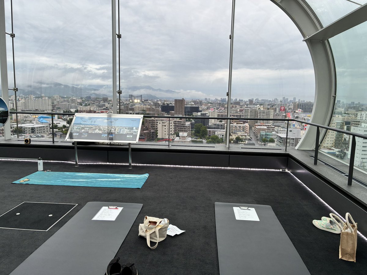 C0Je4's tweet photo. 今日は展望台でヨガ🧘‍♀️
あいにくの雨で夕焼けは見られなかったけど、これはもはや浄化の雨☂️
心身ともに不要なものを洗い流せたような気がします。 https://t.co/qVjhDheGzP