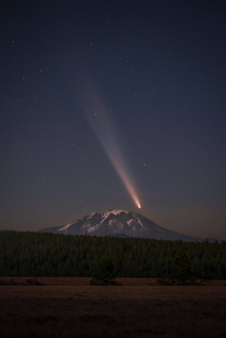 LenzFieldSports's tweet photo. A few hours ago, Comet Tsuchinshan-ATLAS was spotted over Mount Adams! 🤯☄️ https://t.co/otiM6sMCcQ