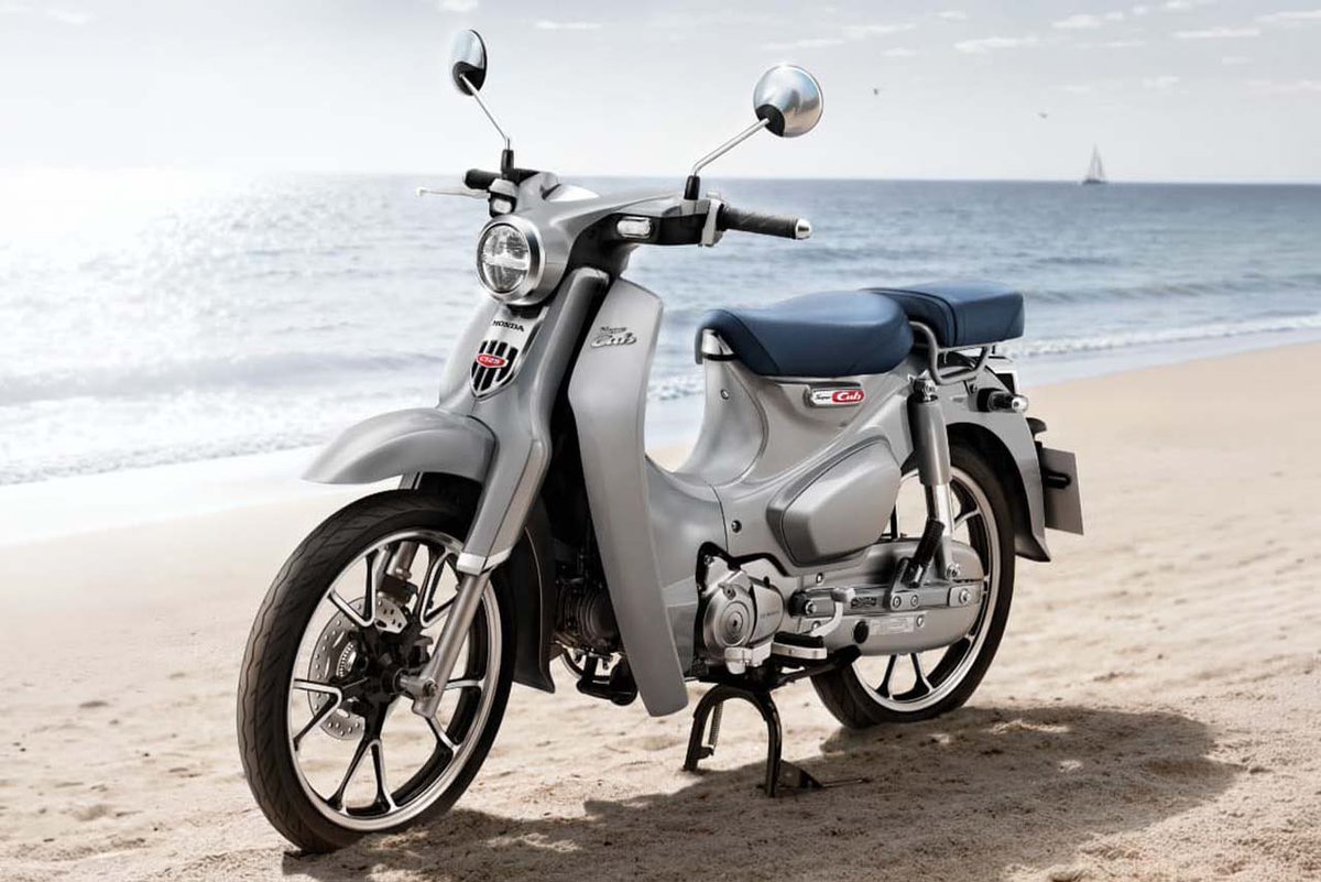 PutiMotor's tweet photo. 🇹🇭「CUB House」が、スーパーカブの新たな特別仕様車「New Honda C125 “The Crafted CALM” Custom Edition」を発表。

「静寂(CALM )」をテーマとした、落ち着いたカラースキームが特徴。

【車重/シート高/タンク/価格】
110kg/780mm/3.7L/99,600バーツ(約484,000円)

https://t.co/LNFkpwTxvq https://t.co/d7mZFgTprI