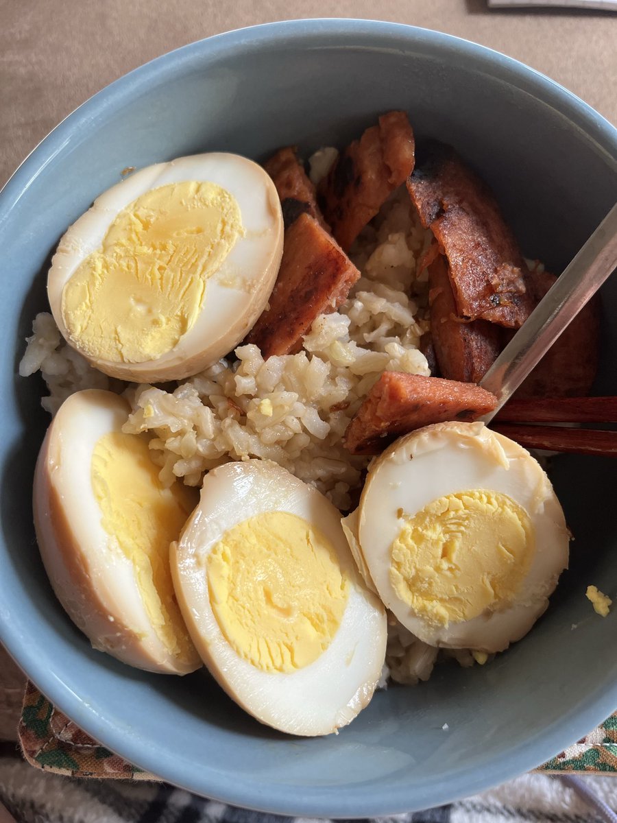 vaatu_was's tweet photo. Accidentally hard boiled my eggs instead of soft boiling them but still v yummy :D https://t.co/k6Qn98bRHO
