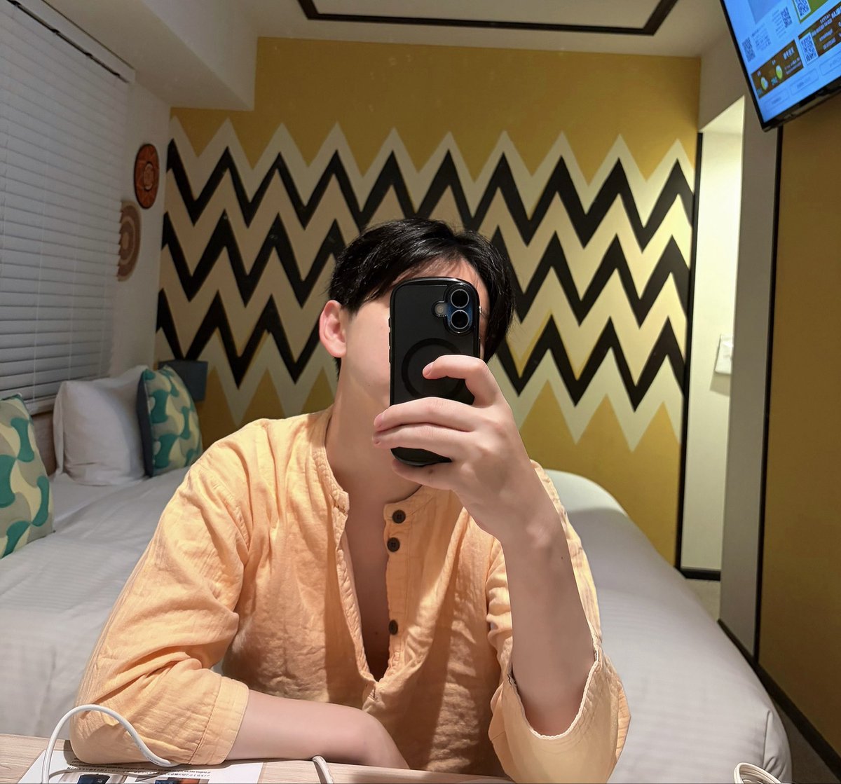 Ka0909ya's tweet photo. ��レンジのパジャマにジャイアンみたいな壁紙の部屋にぶち込まれた大阪のPM11:00 https://t.co/xZSq5FsXM3
