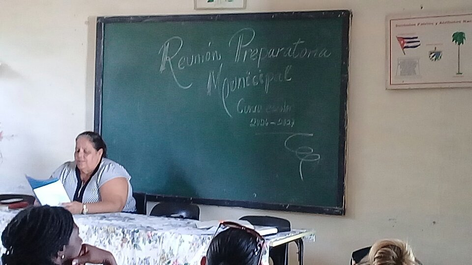 DMEQuiviMayab's tweet photo. En el seminario municipal para la preparación del curso escolar 2026-2027 se aborda el balance del Proyecto Perfeccionamiento continuo del Sistema General de Educación con su proyección estratégica para el curso que se avecina. Tema que imparte la subdirectora #EducaciónQuivicán https://t.co/BPZGL1DkI7