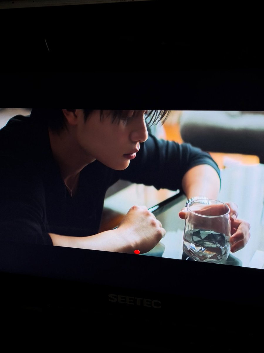 jwillestt's tweet photo. WILLIAM BEHIND SCENES OF HIS PERFECT SOLO “FLASHBACK” 😳😳

🎸 demo to reality..

HE LOOKS SO RICH AND HUGE?!!

WILLIAM FLASHBACK SOLO  #FlashbackWilliamjkpMV  #williamjkp https://t.co/80tE4SOt1J