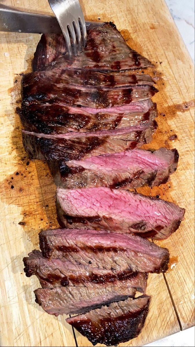 Olami_deeEbony's tweet photo. How do people enjoy steak that’s not properly cooked? 🤦🏾‍♀️🤢 I genuinely don’t get it. https://t.co/Iy6MdBMqxq