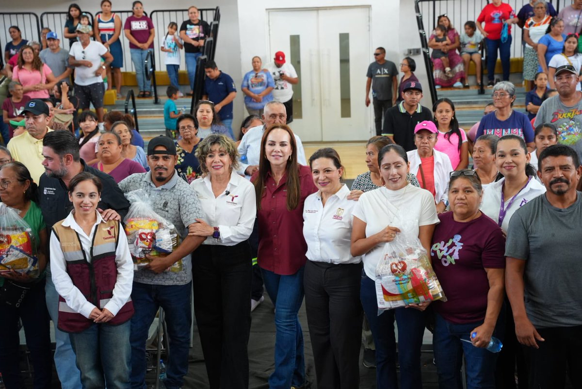 gobnld's tweet photo. La presidenta municipal @Carmenliliacrv  acompañó la entrega del programa Alimentando tu Bienestar, junto con la Dra. Silvia Casas González como parte del trabajo encabezado por el gobernador @Dr_AVillarreal  para fortalecer el bienestar de las familias.
#JuntosLoHacemosPosible✨ https://t.co/D4LDs5lWmn