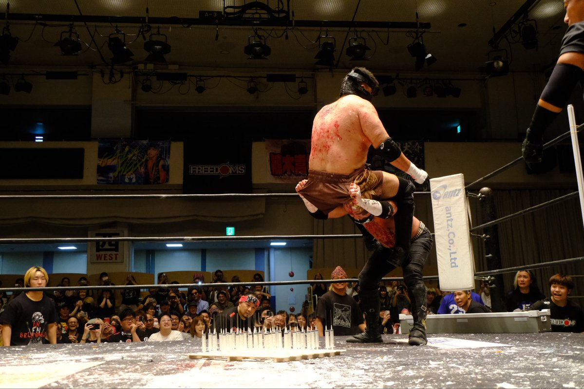 Hassy0924's tweet photo. ビオレント・ジャックvs葛西純、デスマッチを見慣れたダムズの観客からも悲鳴が上がった注射器ボードへのパワーボム...。
#pw_freedoms https://t.co/g7FVFv4WNS