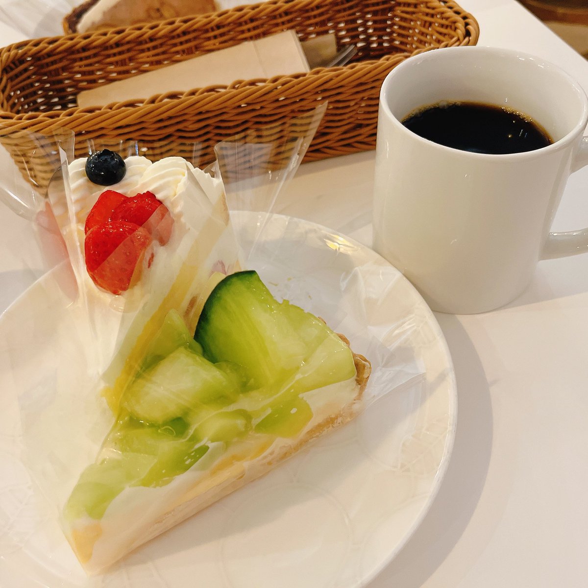 jun_ai_kawa's tweet photo. 一気にケーキを2個も食べるなんて
なんて罪深いんだ…。

罪の味…。

大変美味しく
いただきました／(^o^)＼ https://t.co/Iaira3X78Y