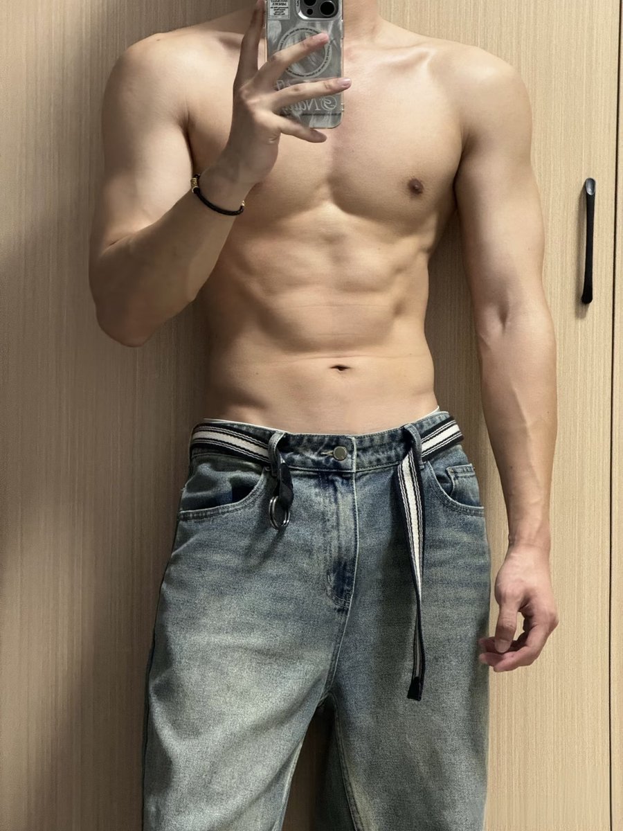 chenvksk320's tweet photo. 我遇到一个女孩，我们聊哲学聊音乐聊理想聊喜欢的书意犹未尽。当我感觉我的天使终于到来的时候。早上她说，你能不能给我看看你的jb。 https://t.co/RQGUJS675P