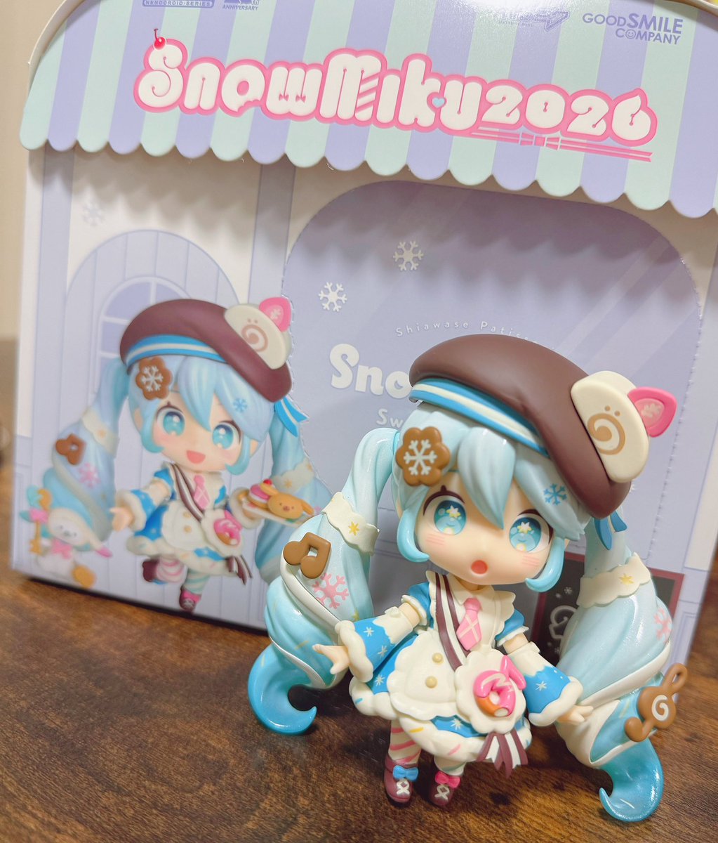 mofuko_p's tweet photo. 雪ミク2026の 
パティスリーちゃんお迎えしました❄️
実物かわいすぎる！！
箱もかわいいし、髪の毛に細かいラメが入っててかわいい！⸝⋆ https://t.co/dgSg45gPXN