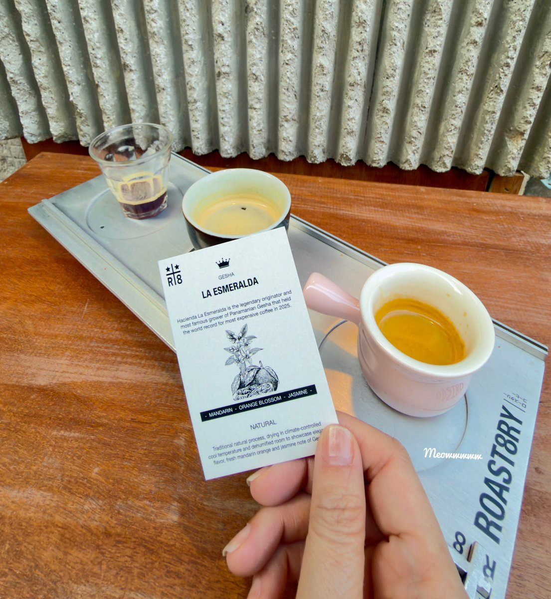 mewmew_meeowwww's tweet photo. เราเป็นหนึ่งในคนที่เคยจ่ายกาแฟแก้วละ 800 ของต๋องค่ะ

เราเนิร์ดเรื่องกาแฟนิดหน่อย สำหรับเรา นี่คือ Esmeralda Geisha เป็น special reserve เลยนะ ว่ากันตามตรงราคามันควรจะ 1,000+ ด้วยซ้ำ

นอกจากนี้ แก้วนี้ยังเป็นฝีมือสกัดของต๋อง  World Barista Championship อันดับ 13 ของโลก เราที่เป็นติ่งเค้ามานาน วันนั้นเลยเหมือนไป Meet and Greet กับศิลปินคนโปรด ที่บังเอิญทำกาแฟเก่งมาก และได้ชิมกาแฟที่อยากชิมมานาน

สุดท้าย มูลค่าของสิ่งหนึ่ง ขึ้นอยู่กับคนที่ให้คุณค่ากับมัน สำหรับบางคนอาจเป็นกาแฟแก้วละ 800 แต่กับอีกคน มันคือประสบการณ์และความประทับใจที่ยอมจ่ายเพื่อเก็บไว้