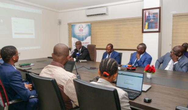 LomeMatin's tweet photo. La transformation numérique de l’administration se poursuit. Le Tribunal de grande instance (TGI) de Lomé a officiellement lancé, la semaine dernière, la dématérialisation du paiement de ses services, une réforme destinée à simplifier les démarches des usagers et à renforcer l'efficacité de l'administration judiciaire.

Portée par le ministère de la Justice et des Droits humains, en collaboration avec le ministère chargé de l'économie numérique, cette initiative s'inscrit dans la dynamique nationale de modernisation de l'administration publique. Elle vise notamment à faciliter l'accès aux services judiciaires tout en réduisant les contraintes liées aux déplacements et aux délais de traitement.

Concrètement, les justiciables, avocats, huissiers et autres acteurs de la chaîne judiciaire civile peuvent désormais effectuer en ligne le paiement des frais relatifs à près de quarante services du TGI de Lomé. Accessible via le portail national des services publics, la plateforme permet également de suivre à distance l'évolution des procédures, offrant ainsi un service accessible à toute heure.

La réforme s'inscrit dans le cadre du Plan d'accélération de la digitalisation et de la feuille de route Togo Digital. L'objectif, a expliqué le Garde des Sceaux, ministre de la justice et des Droits humains, Pacôme Adjourouvi, est « d'accélérer la transformation numérique des services publics et de renforcer leur accessibilité sur l'ensemble du territoire ».

Au-delà de l'innovation technologique, la digitalisation ambitionne de renforcer la transparence dans la gestion des dossiers, d'améliorer la qualité du service rendu aux usagers et de rapprocher davantage la justice des citoyens. Après cette phase pilote au TGI de Lomé, le dispositif devrait être progressivement étendu aux autres juridictions du pays.