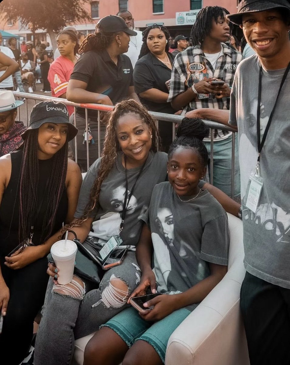 bestofbrandyN's tweet photo. Brandy is so loved https://t.co/Sa61QwyLkJ