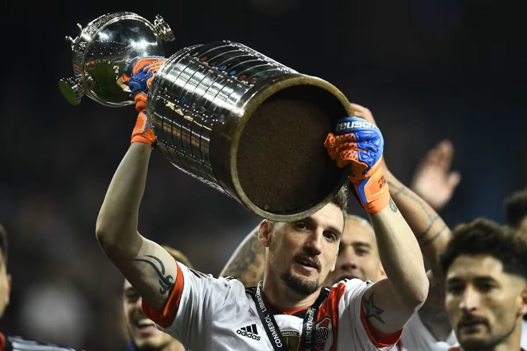 cielosports's tweet photo. #EDLP Nació en #Estudiantes, explotó por completo en Colombia y ahora se despide de #River como una leyenda absoluta: el adiós de Franco Armani, una noticia que sacude al fútbol argentino.
https://t.co/44tvzTS8SN https://t.co/b7932W7VCh