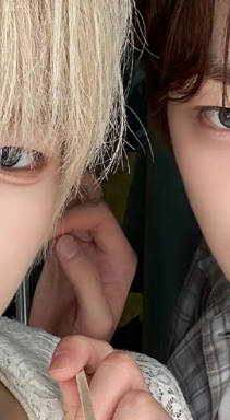 stogbang's tweet photo. 근데 귀까지 만졌어? 어디까지 아는 사이야? 을찬아  너 이재양 귀 피어싱 일곱 개랑은 인사했니? https://t.co/gPkG48cRYs