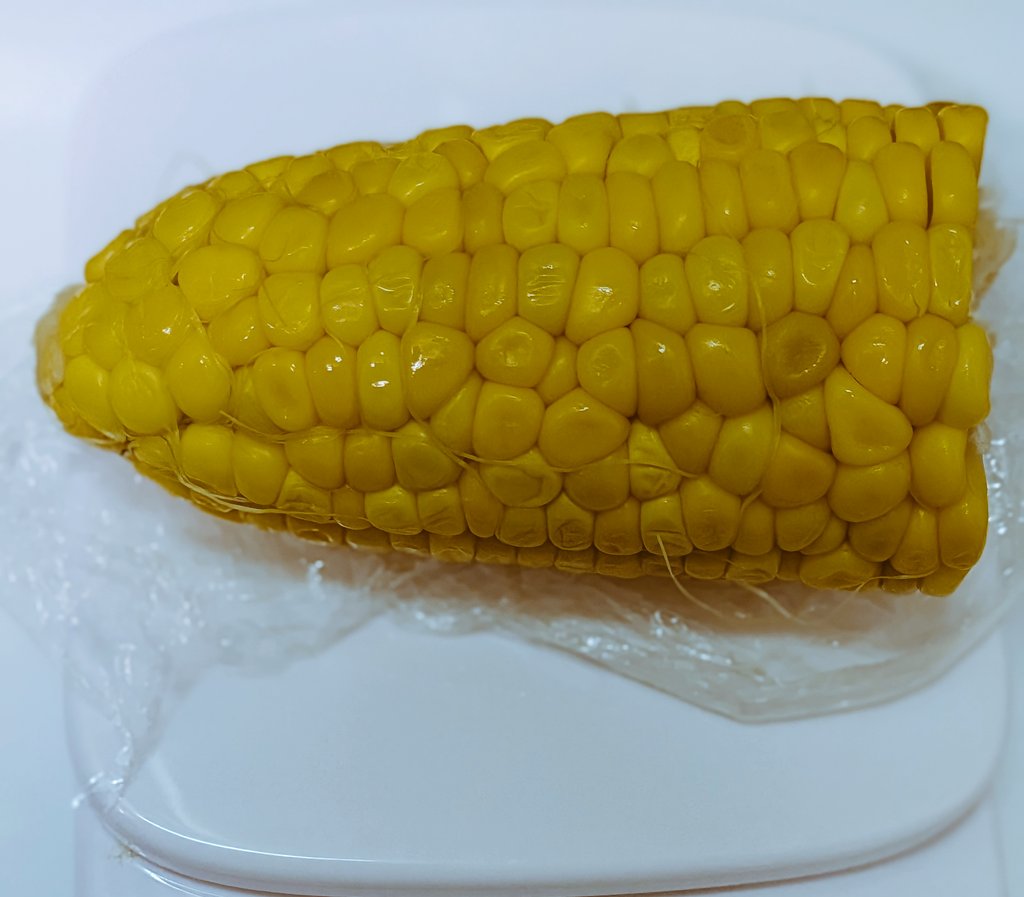 jujo86techan's tweet photo. #コーンと茶豆 
いつもの大津屋さんで茹でとうもろこし🌽を買って来て、たまにはひと手間やってみた！
とうもろこし半分使って粒を削いで
冷凍庫にあった塩味茶豆を解凍して
剥いて粒だけにした
あとはアイラップに両方ぶっ込んで
塩とチューブバターを少々
振り回して混ぜてからレンチン
😋👍 https://t.co/D8vr3eJA2e