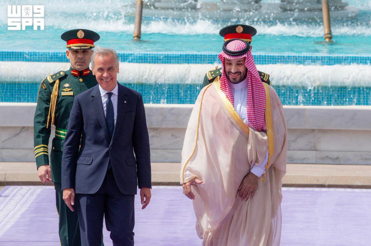 M3Nashmi's tweet photo. وكالة رويترز:

📍تزامناً مع زيارة رئيس الوزراء الكندي للسعودية، شركة Humain #السعودية وCohere الكندية تتعاونان في الحوسبة الذكية ونماذج الذكاء الاصطناعي السيادية

📍وبموجب الاتفاق، ستخصص Humain ما لا يقل عن 50 ميغاواط من قدرات حوسبة الذكاء الاصطناعي المخصصة لدعم نماذج الأساس من الجيل القادم لشركة Cohere بحسب بيان مشترك صادر عن الشركتين.

📍أُعلن عن هذا التعاون خلال زيارة رئيس الوزراء الكندي مارك كارني إلى السعودية

📍يشمل التعاون نشر قدرات الحوسبة عبر بنية تحتية ضخمة ومعززة، مصممة خصيصاً لمجالات مثل أبحاث وتطوير النماذج.

📍من المتوقع أن يبدأ التوسع بالعمل بحلول الربع الرابع من عام 2027، مع إمكانية زيادة حجم هذا النشر خلال السنوات الخمس التالية.

📍ستتعاون الشركتان أيضاً في تطوير حلول ذكاء اصطناعي موجهة للشركات، ونماذج ذكاء اصطناعي سيادية، بما في ذلك نماذج أساس باللغة العربية ونماذج مكيّفة مع مجالات محددة.