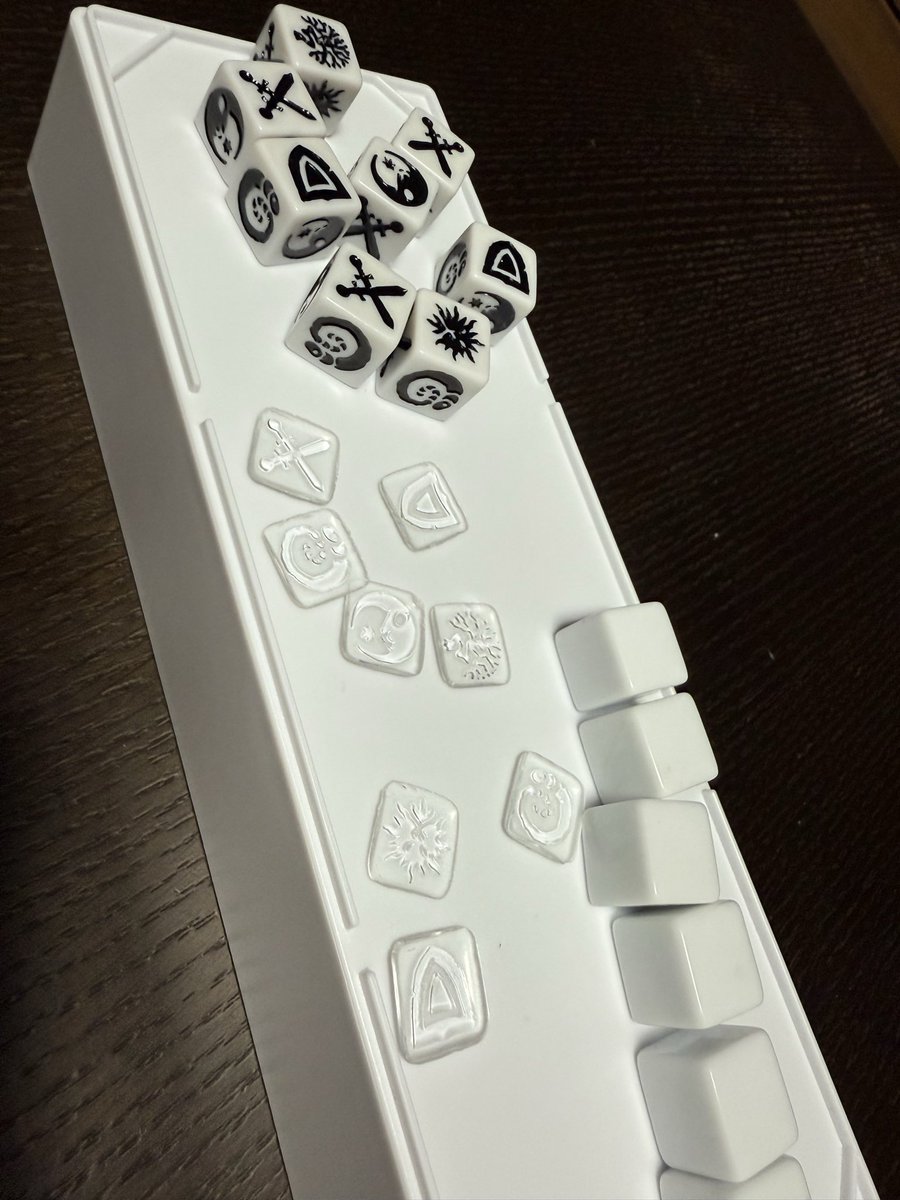 furuya_bg's tweet photo. アルメロが好きすぎて、オリジナルダイスを作成中…

木製ダイスを作成する過程でスタンプを作成してます。

本家ダイスの作りがしっかりしてるおかげでレジンで型が取れました❗️

これからスタンプとして作成する為、ブランクダイスに定着中…

楽しみ。
#アルメロ
#オリジナルダイス https://t.co/i0VpLtJsFf