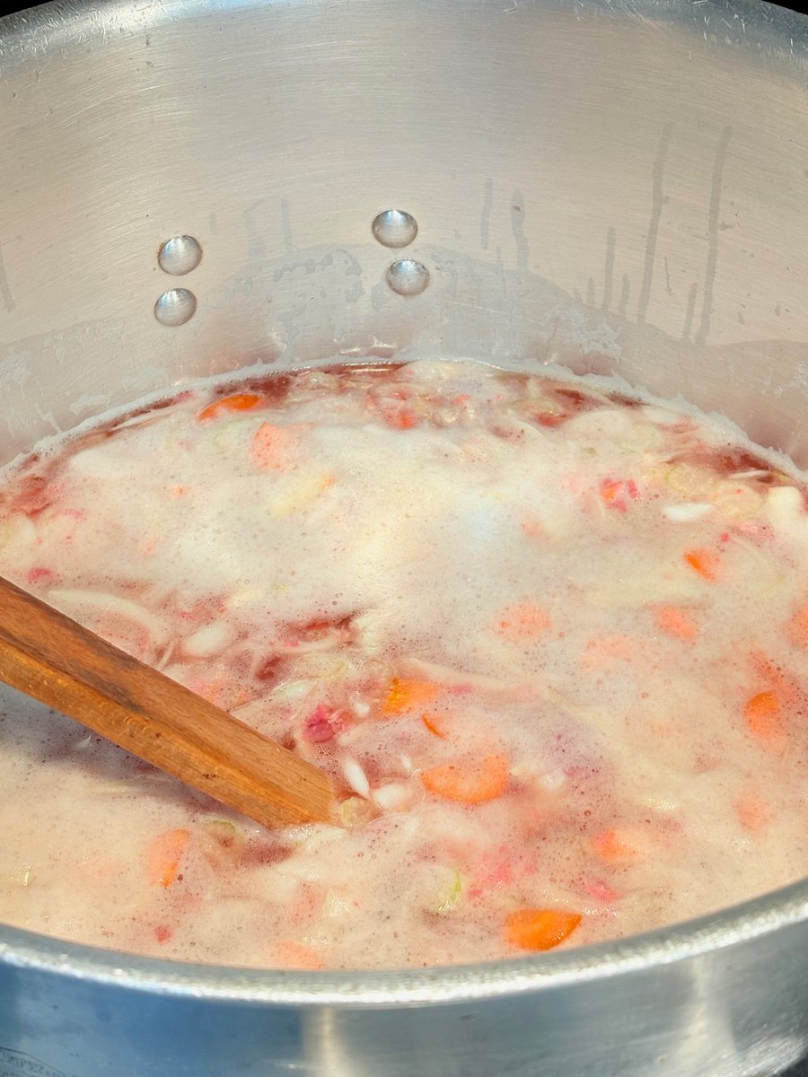 mari_chef's tweet photo. 暑くなると何故か重なるコンソメとフォンドヴォー(´ρ`)=3
50ℓから20ℓまで…コンソメは琥珀色の味に(^_-)-☆
今日は柴犬のリクエスト…白い麻呂眉がポイントね(^艸^)

◆ https://t.co/7mk9B88ZoO

#コンソメ #フォンドヴォー #仕込み #柴犬 #シラス #お祝い https://t.co/fs3nv8j0oP