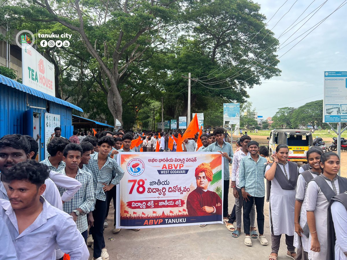 TANUKUCITY's tweet photo. 78వ జాతీయ విద్యార్థి దినోత్సవ సందర్భంగా ABVP ఆధ్వర్యంలో తణుకు పట్టణంలో జరిగిన భారీ ర్యాలీ..

#abvp #StudentSupport #students #trending #fyp https://t.co/X5REKFiDsh