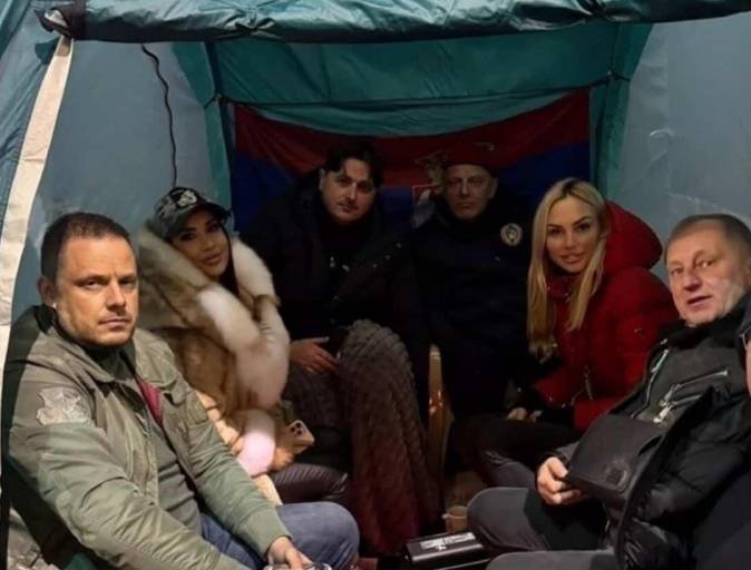 mirkotopalovic7's tweet photo. Šta radi gospodin Mrdić u društvu gospodina Sandokana? https://t.co/ySzLKvTt2P