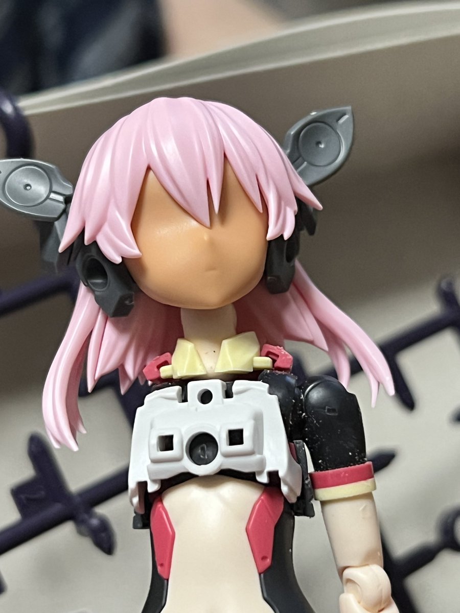 FOX40773514's tweet photo. #30MS ダリアウェアの前を旧ティアーシャ、イルシャナ系の胸部にすると胸パーツを付け替えできた。

‥でも肩の段差が気になったので、真ん中の丸穴付近だけ削った。 https://t.co/mHr0EJqEQE