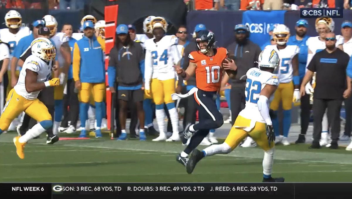 NixToWaddleTD's tweet photo. #Chargers fans love talking about my QB while their entire sideline looks on in awe, with their jaws dropped. https://t.co/zIVX3nEGpG