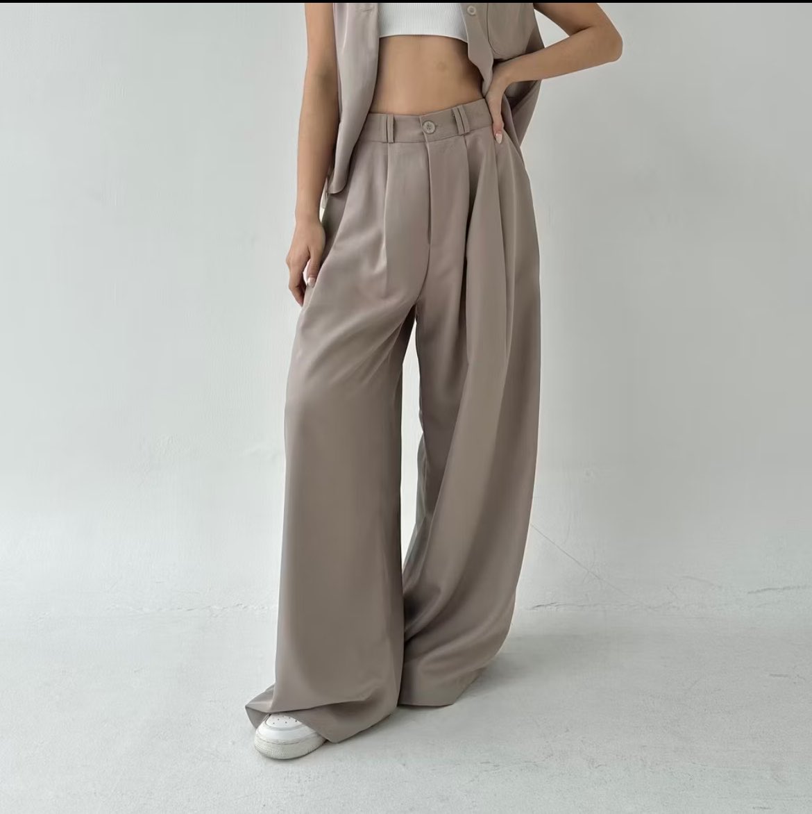 julyyyata's tweet photo. Celana wide highwaist dari Posha yang ini cocok banget di pakai buat kerja, acara formal atau non folmal maupun jalan-jalan 

https://t.co/eXeIJHtem6 https://t.co/qpWZJCxwUt