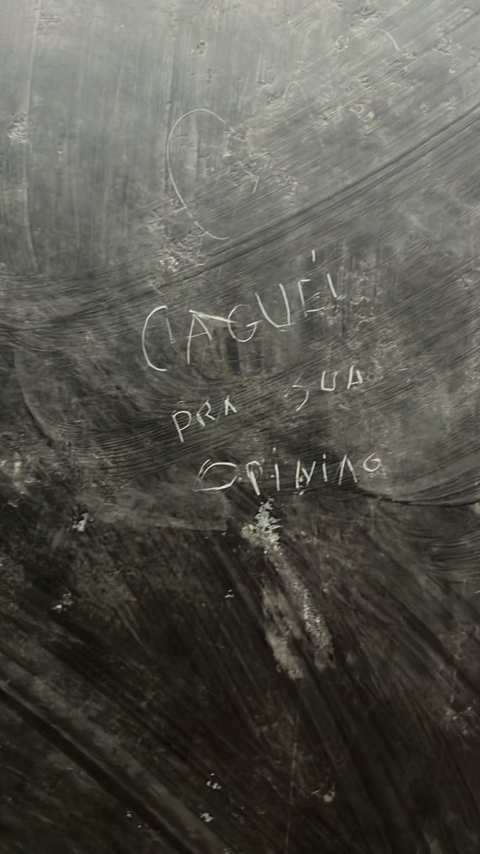 slasheuteamo's tweet photo. receio que eu vá sentir mais falta dos hieroglifos da terceira cabine do banheiro do que de muito colega de turma meu #olimpo #cagueiprasuaopiniao https://t.co/tsaVI3ifGt