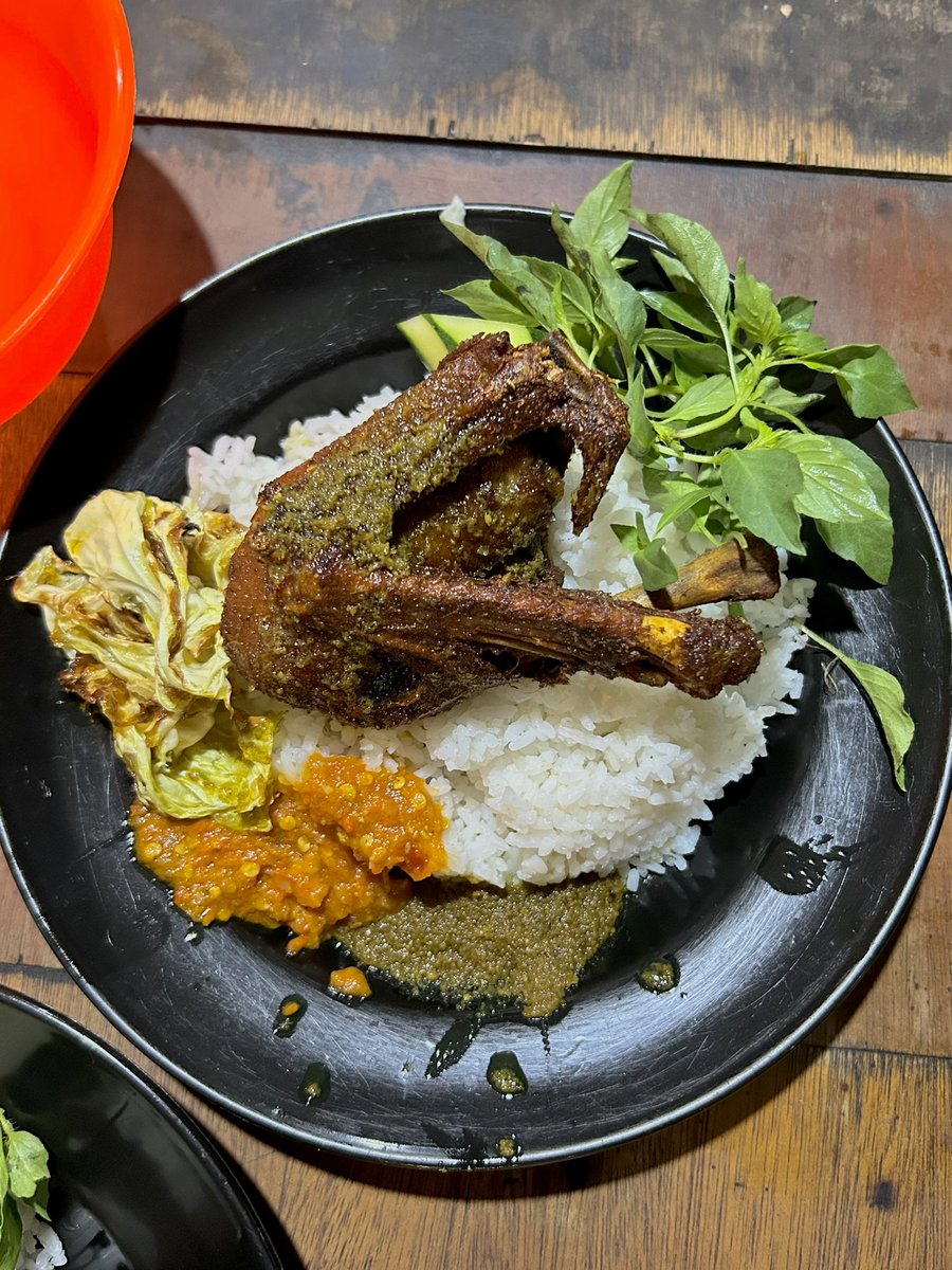 dwsptqum's tweet photo. Seporsi nasi bebek tahu tempe gini cuma 20.000 dimana lagi kalau gak di surabaya. Murah enak dua piring 30 rebu doang. Kalau di Blitar 35.000 cuma dapat nasi bebek satu porsi. Kok bisa gitu ya 😭😭 https://t.co/gtCGSETWpZ