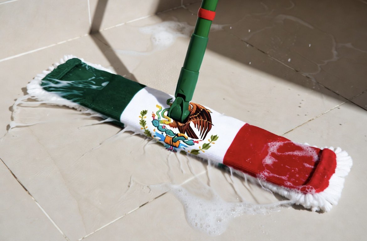 SantiagoRomanD7's tweet photo. Por más diferencias que tengamos con algunos sudamericanos yo jamás ofendería los símbolos patrios de sus países, ni tampoco las playeras de sus selecciones.

Pero vean como ellos si lo hacen con México, aquí algunas de las imágenes que los sudamericanos han publicado en contra de México que he visto en redes en estos últimos días.

Totalmente inaceptable, repudiable e irrespetuoso.