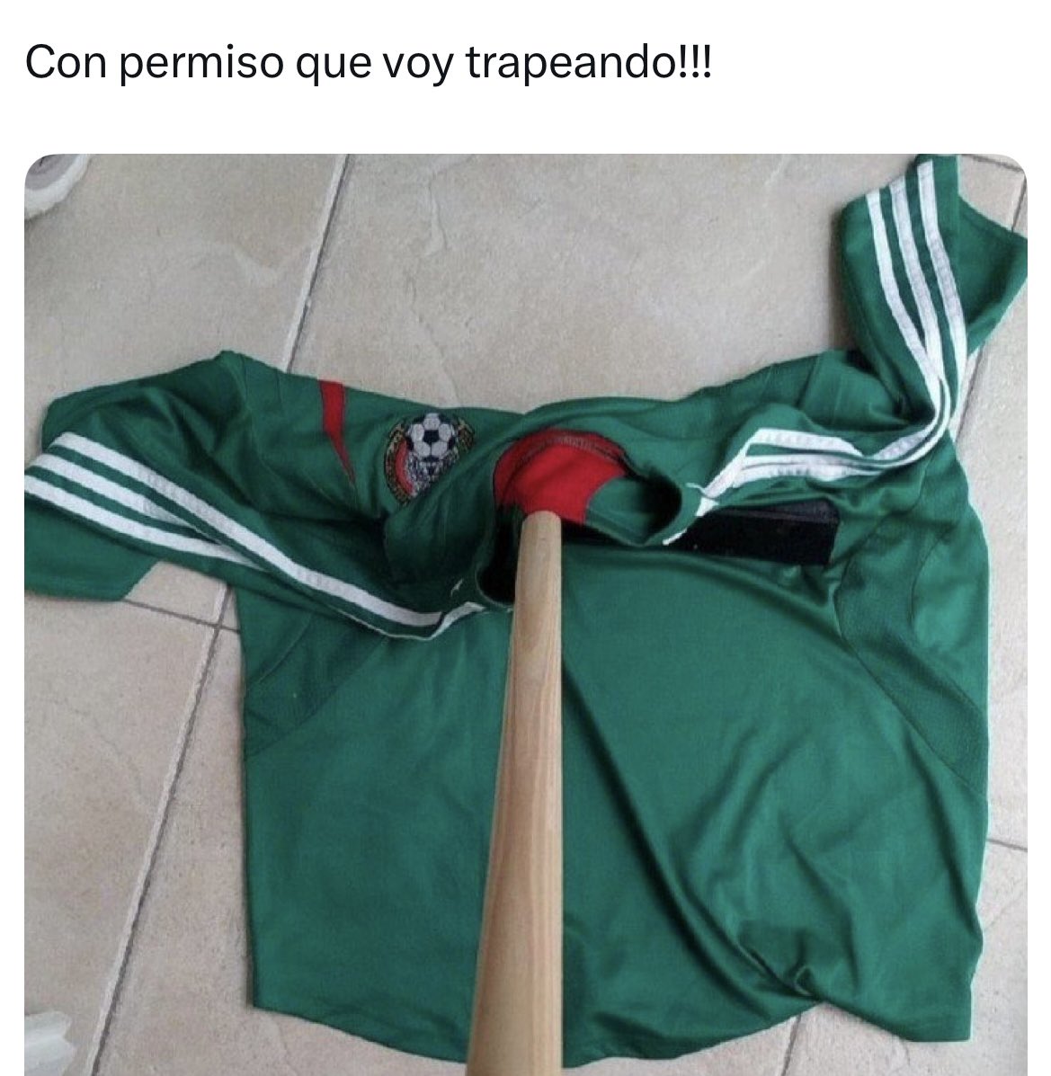 SantiagoRomanD7's tweet photo. Por más diferencias que tengamos con algunos sudamericanos yo jamás ofendería los símbolos patrios de sus países, ni tampoco las playeras de sus selecciones.

Pero vean como ellos si lo hacen con México, aquí algunas de las imágenes que los sudamericanos han publicado en contra de México que he visto en redes en estos últimos días.

Totalmente inaceptable, repudiable e irrespetuoso.