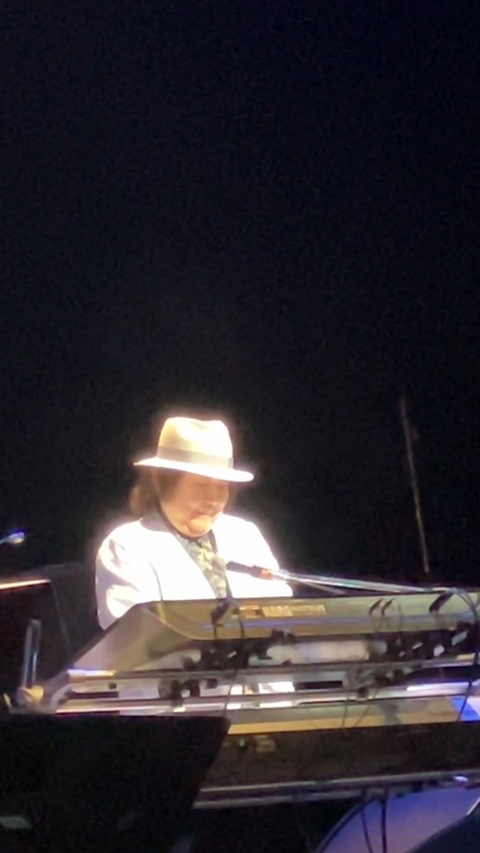 TxGAqAD9dl25481's tweet photo. 撮影許可曲
#HolyAndBright
1列目でした✨
ちょっとうるっときました。浅野氏関連🥹
あっという間の時間でした。吉澤さんのギターを弾く手がお美しい！タケカワさんは肌ツルツル。
改めて50周年おめでとう。ミラクルやー！
#愛知県芸術劇場 https://t.co/TcIwOd0c8d