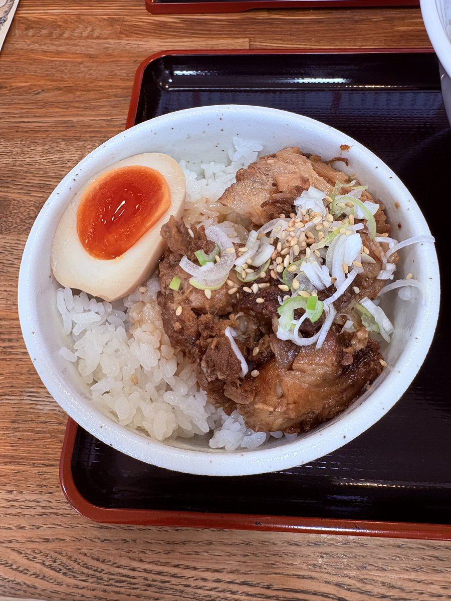 okamubaka's tweet photo. 白河手打ちラーメン かづ枝@新白河
ワンタンメン、ミニチャーシュー丼
だいぶあっさりとした鶏清湯醤油。
麺はもっちりとした食感が特徴的な手打ちのちぢれ麺で啜り心地よく美味い。
チャーシューは薄めのバラ。
メンマやナルト、ほうれん草等のトッピングも良い感じ。
ご馳走様でした。 https://t.co/3oEOnk0mLz