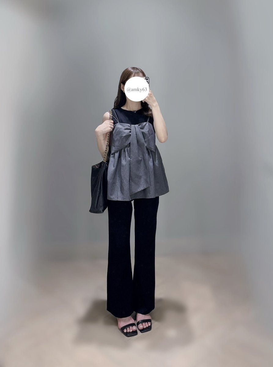 amky63's tweet photo. UNIQLOのブーツカットジーンズ形めちゃくちゃ綺麗で脚長効果も細見え効果もすごいのに¥990に値下げされてるの衝撃。何にでも合わせやすくて綺麗めに履けるブラックは1本持ってて損なしです🏹 https://t.co/SUzBEbZPnH