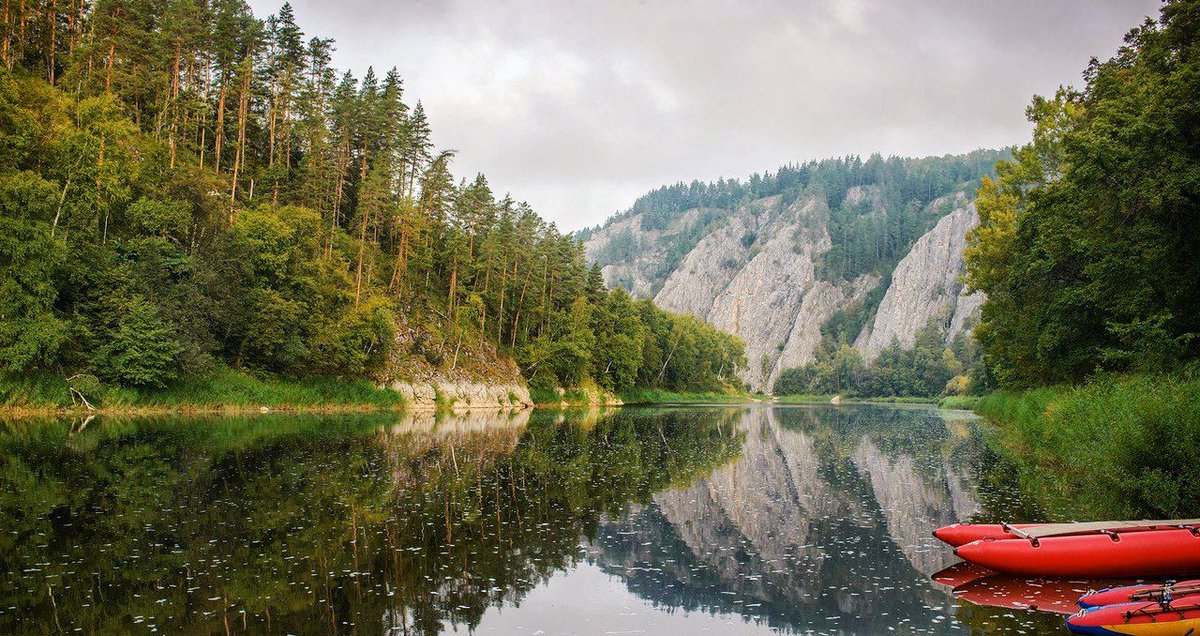 RusBotschaft's tweet photo. ⛰💚Baschkortostan – das wilde Herz des Urals

Weit entfernt von den bekannten Metropolen Russlands, dort wo sich Europa und Asien begegnen, liegt Baschkortostan – oder Baschkirien, wie die Republik oft liebevoll genannt wird. Mit einer Fläche von rund 143.000 Quadratkilometern ist die Region etwa so groß wie Griechenland und damit eine der weitläufigsten Republiken des Landes. Doch vor allem ist sie eines: atemberaubend vielfältig.

📜📚Geschichte am Schnittpunkt der Welten 

Die Baschkiren, ein turksprachiges Volk mit eigener reicher Kultur, leben seit Jahrhunderten am Südhang des Uralgebirges. Im 16. Jahrhundert schlossen sie sich freiwillig dem russischen Zarenreich an. Die Hauptstadt Ufa, 1574 als Festung gegründet, ist heute eine moderne Millionenstadt, in der sich muslimische und orthodoxe Traditionen auf selbstverständliche Weise mischen. Ein Wahrzeichen, das man überall sieht, ist das Denkmal des baschkirischen Nationalhelden Salawat Julajew – ein Dichter und Freiheitskämpfer, der zur Zeit Pugatschows lebte.

🌾🌿Wild, weit und wunderschön 

Die Landschaft Baschkortostans ist ein einziges Naturwunder. Sanfte Hügel gehen in schroffe Felswände über, tiefe Flüsse wie die Belaja (Agidel) schlängeln sich durch endlose Wälder. Das absolute Highlight ist die Höhle Schulgan-Tasch (auch Kapowa-Höhle genannt) – eine der bedeutendsten paläolithischen Stätten Osteuropas. Dort können Sie uralte Felsmalereien von Mammuts und Pferden bestaunen, die seit über 15.000 Jahren die Wände schmücken.

💫🍯Was Sie unbedingt probieren sollten 

Zum kulturellen Erbe gehören nicht nur beeindruckende Landschaften, sondern auch einzigartige Genüsse. Der baschkirische Waldhonig ist weltberühmt und genießt besonderen Schutz. Dazu trinkt man traditionell Kumys – vergorene Stutenmilch, leicht alkoholisch und herb. Und wenn Sie das leise, durchdringende Klagen der Längsflöte Kurai hören, dann wissen Sie: Hier spricht die Seele Baschkortostans.

📸 https://t.co/jGiYXcWaWC, https://t.co/Y1zFMrheOJ, https://t.co/YP35e7TFdG, https://t.co/7RhOwBpU7Z

@RusBotschaft
