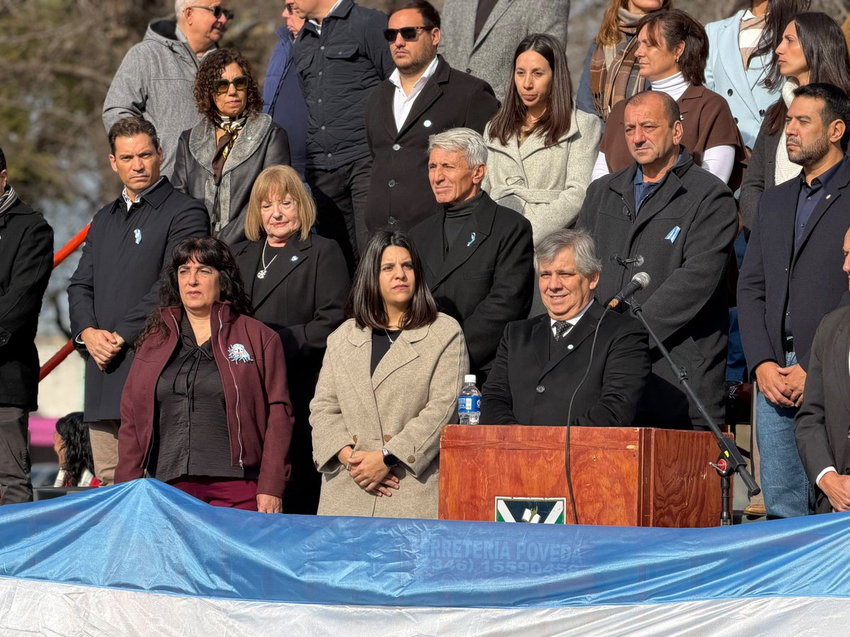 MuniChivilcoy's tweet photo. #AHORA Comienza el acto oficial por el Día de la Independencia en la Plaza 9 de Julio, encabezado por el intendente municipal @BritosGuillermo, con la participación de funcionarios municipales, concejales, autoridades educativas, alumnos, representantes de instituciones y vecinos 🌳🇦🇷

#9DeJulio #DíaDeLaIndependencia