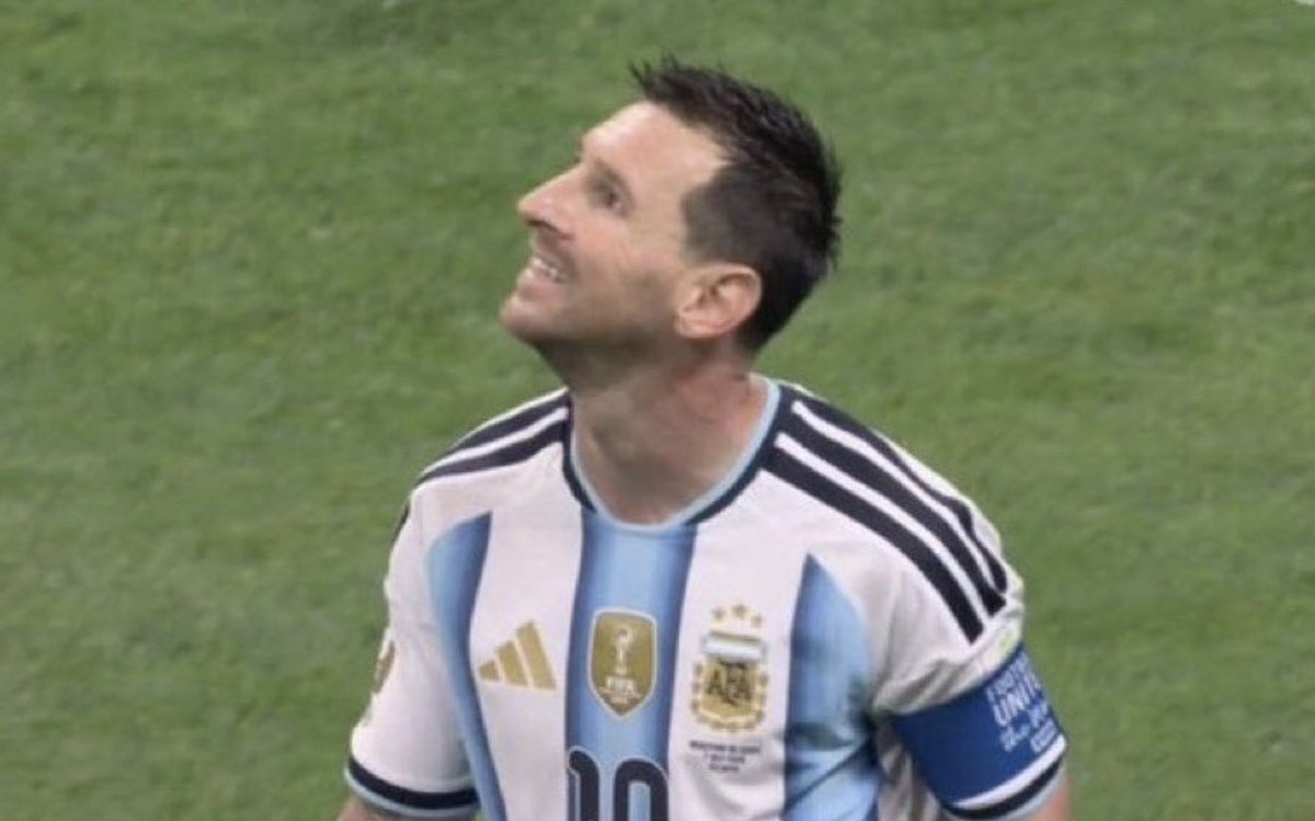 SaudiRBA1's tweet photo. @FIFAWorldCup Messi: “Please, help me. Make me win.”
Gianni Infantino: “Sure.” https://t.co/uCVqRpivMQ