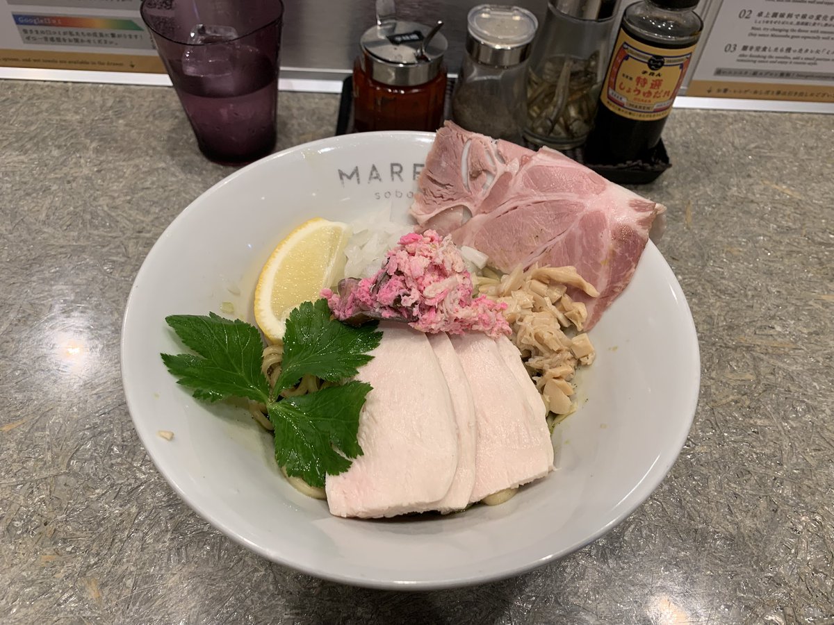_mouton_lapin_'s tweet photo. MAREN渋谷/塩まぜそば(チャーシュー)( •́ .̫ •̀ )🍜
お肉類はどれもさっぱりしていて、夏場にも嬉しい味わいでした😌
しば漬け鶏肉を混ぜ込んだものも新鮮な味わいです！
😋😋😋 https://t.co/iRQZrILuMh