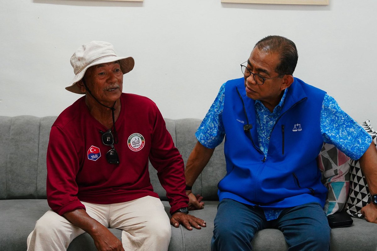 KhaledNordin's tweet photo. Ziarah Kasih diteruskan di Kampung Johor Lama, Kota Tinggi. Ada yang berhadapan dengan masaalah kesihatan, ada yang  terhimpit dengan kehidupan sebagai nelayan.

Setiap peluang pertemuan sebegini memberi kesedaran akan cabaran kehidupan masyarakat yang memerlukan penyelesaian dan tindakan  diperingkat kepimpinan dan kerajaan.

Semuga negara ini terus dilimpahi rahmat dan perlindungan.

#khalednordinmindef
#KotaTinggi