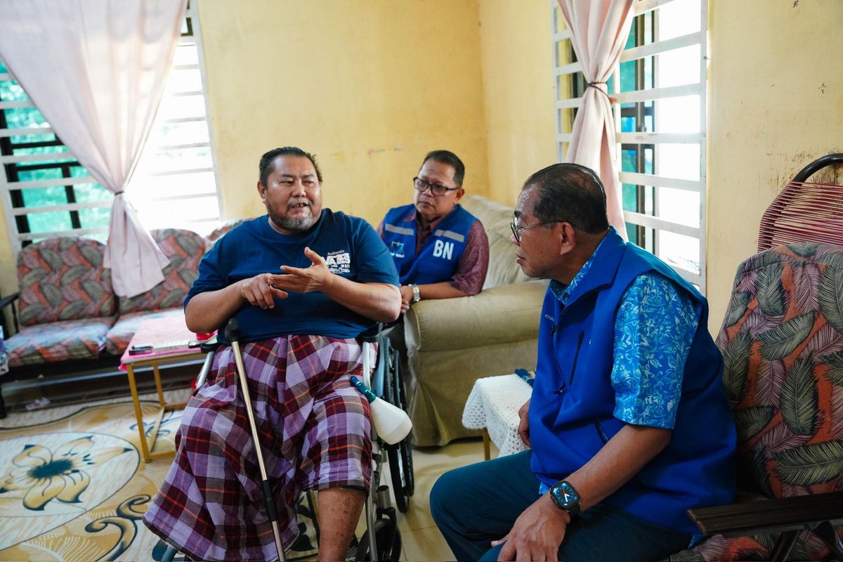 KhaledNordin's tweet photo. Ziarah Kasih diteruskan di Kampung Johor Lama, Kota Tinggi. Ada yang berhadapan dengan masaalah kesihatan, ada yang  terhimpit dengan kehidupan sebagai nelayan.

Setiap peluang pertemuan sebegini memberi kesedaran akan cabaran kehidupan masyarakat yang memerlukan penyelesaian dan tindakan  diperingkat kepimpinan dan kerajaan.

Semuga negara ini terus dilimpahi rahmat dan perlindungan.

#khalednordinmindef
#KotaTinggi