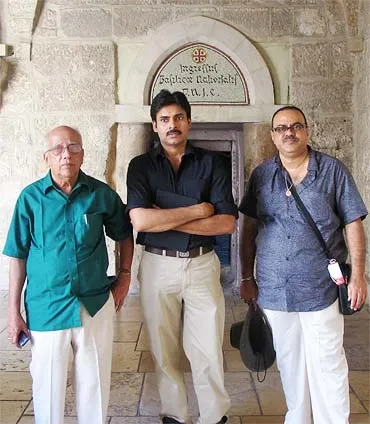 SkydreamMedia's tweet photo. Unfinished Films - The Untold Stories : EP 10
పవన్ కళ్యాణ్ డ్రీమ్ ప్రాజెక్ట్... "ప్రిన్స్ ఆఫ్ పీస్"

సెట్స్‌పైకి కూడా వెళ్లని పవన్ కళ్యాణ్ డ్రీమ్ ప్రాజెక్ట్... "ప్రిన్స్ ఆఫ్ పీస్" వెనుక ఆసక్తికరమైన కథ!

పవన్ కళ్యాణ్ కెరీర్‌లో అత్యంత ప్రతిష్టాత్మక ప్రాజెక్ట్‌లలో " ప్రిన్స్ ఆఫ్ పీస్ " ఒకటి. 2010లో అధికారికంగా ప్రకటించిన ఈ సినిమా చివరకు సెట్స్‌పైకి కూడా వెళ్లకుండానే ఆగిపోయింది. అయితే ఈ ప్రాజెక్ట్ వెనుక జరిగిన పరిణామాలు చాలా ఆసక్తికరంగా ఉంటాయి.

ప్రముఖ దర్శకుడు సింగీతం శ్రీనివాసరావు దర్శకత్వంలో, నిర్మాత కొండా కృష్ణంరాజు నిర్మాణంలో ఈ చిత్రాన్ని తెరకెక్కించాలని నిర్ణయించారు. యేసుక్రీస్తు జీవితం, ఆయన బోధనలు, అద్భుతాల నేపథ్యాన్ని ఆధారంగా చేసుకుని ఒక విభిన్నమైన కథను రూపొందించారు.
zఈ కథను సింగీతం శ్రీనివాసరావు, ప్రముఖ రచయిత జె.కె. భారవి కలిసి దాదాపు రెండేళ్ల పాటు సిద్ధం చేశారు. ఈ సినిమా కోసం వారు బైబిల్‌తో పాటు యేసుక్రీస్తు జీవితానికి సంబంధించిన అనేక పుస్తకాలను అధ్యయనం చేశారు.

ఈ చిత్రంలో పవన్ కళ్యాణ్ ప్రధాన పాత్రలో కనిపించాల్సి ఉండగా, ఆయన పాత్ర పూర్తి స్థాయి జీసస్ పాత్ర కాదని, కథలో కీలకమైన ప్రత్యేక పాత్రగా ఉండేదని తర్వాత సింగీతం స్వయంగా వెల్లడించారు. అప్పట్లో పవన్ కళ్యాణ్‌ను ఒక ఆర్కిటెక్ట్ పాత్రలో చూపించనున్నారని కూడా వార్తలు వచ్చాయి.

హీరోయిన్‌గా అనుష్క శెట్టి ని ఎంపిక చేసి ఆమెతో ఒప్పందం కూడా కుదుర్చుకున్నట్లు అప్పట్లో ప్రచారం జరిగింది. "అరుంధతి"లో ఆమె నటన చూసిన సింగీతం, ఈ చిత్రంలో దేవదూత తరహా పాత్రకు అనుష్క సరిపోతారని భావించినట్లు సినీ వర్గాల్లో వార్తలు వినిపించాయి.

ఈ చిత్రాన్ని తెలుగు, హిందీ, తమిళం, మలయాళం, ఇంగ్లీష్ భాషల్లో ఒక భారీ పాన్ ఇండియా ప్రాజెక్ట్‌గా రూపొందించాలని ప్లాన్ చేశారు. అందులో భాగంగా పవన్ కళ్యాణ్, సింగీతం శ్రీనివాసరావు, నిర్మాత కొండా కృష్ణంరాజుతో పాటు చిత్ర బృందం ఇజ్రాయెల్, జెరూసలేం, జోర్డాన్, బెత్లహేం ప్రాంతాలను సందర్శించి లొకేషన్లు పరిశీలించింది. జీసస్ జీవితానికి సంబంధించిన చారిత్రక ప్రదేశాలను ప్రత్యక్షంగా అధ్యయనం చేసి సినిమాను అత్యంత సహజంగా తెరకెక్కించాలని భావించారు. పవన్ కళ్యాణ్ అయితే దీన్ని డ్రీమ్ ప్రాజెక్ట్ గా పేర్కొన్నారు .

అన్ని సిద్ధమై సినిమా త్వరలోనే ప్రారంభమవుతుందని భావిస్తున్న సమయంలో ఈ ప్రాజెక్ట్ అకస్మాత్తుగా ఆగిపోయింది. ప్రధాన కారణం బడ్జెట్. మొదట అంచనా వేసిన వ్యయం కంటే నిర్మాణ ఖర్చు భారీగా పెరగడంతో నిర్మాత కొండా కృష్ణంరాజు ప్రాజెక్ట్‌ను కొనసాగించడం కష్టమని భావించారు. సింగీతం శ్రీనివాసరావు కూడా అదే అభిప్రాయానికి రావడంతో చిత్రాన్ని నిలిపివేయాలని నిర్ణయించారు. అలానే రెండేళ్లు స్క్రిప్ట్ వర్క్  కొనసాగడంతో పవన్ కూడా ఈ ప్రాజెక్ట్ మీద ఆసక్తి చూపలేదు .

ఇలా భారీ స్థాయిలో ప్లాన్ చేసిన ఈ ప్రతిష్టాత్మక చిత్రం... ప్రకటనలు, లొకేషన్ రికీలు, ప్రీ-ప్రొడక్షన్ వరకు మాత్రమే పరిమితమై, తెలుగు సినిమా చరిత్రలో సెట్స్‌పైకి కూడా వెళ్లని అత్యంత ఆసక్తికరమైన ప్రాజెక్ట్‌లలో ఒకటిగా మిగిలిపోయింది. #PawanKalyan #PrinceOfPeace