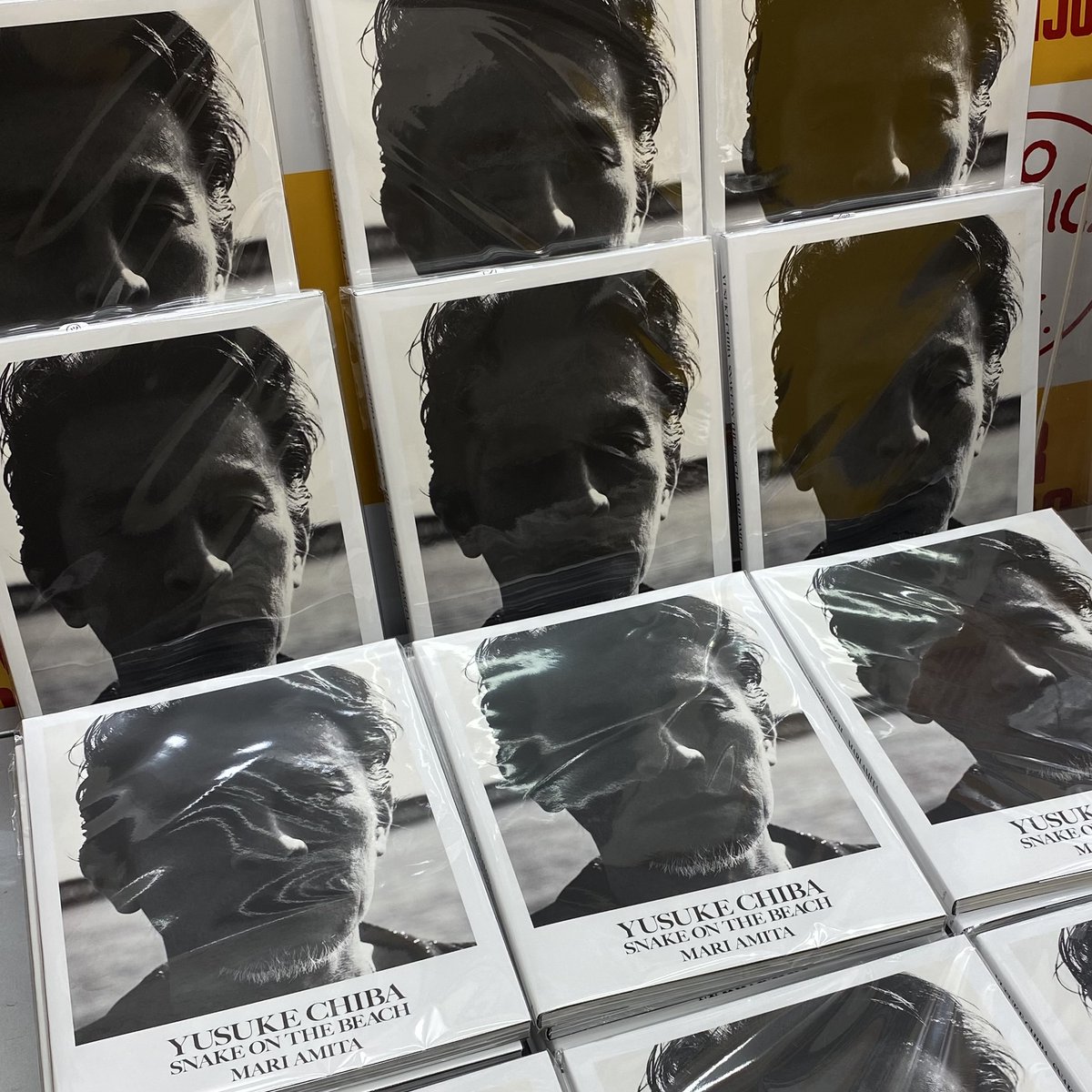 TOWER_Shinjuku's tweet photo. 【#チバユウスケ】

7月10日、今日は58回目の誕生日！！！
Happy Birthday🎉

そして『アミタ・マリ写真集 チバユウスケ SNAKE ON THE BEACH』の発売日！！！
今回も9F上りエスカレーター前で大きく展開中です😊

今日は夜空に輝く星を見つめながら、
この特別な日に乾杯🍻

#アミタマリ https://t.co/RHcZoMJrSS