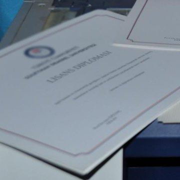 AcansHaber's tweet photo. Ankara’da çökertilen sahte diploma çetesi, aralarında profesör ve doçentlerin de bulunduğu yaklaşık 400 akademisyenin atanmasında rol oynadıklarını itiraf etti. (DHA) https://t.co/76SimJY78K