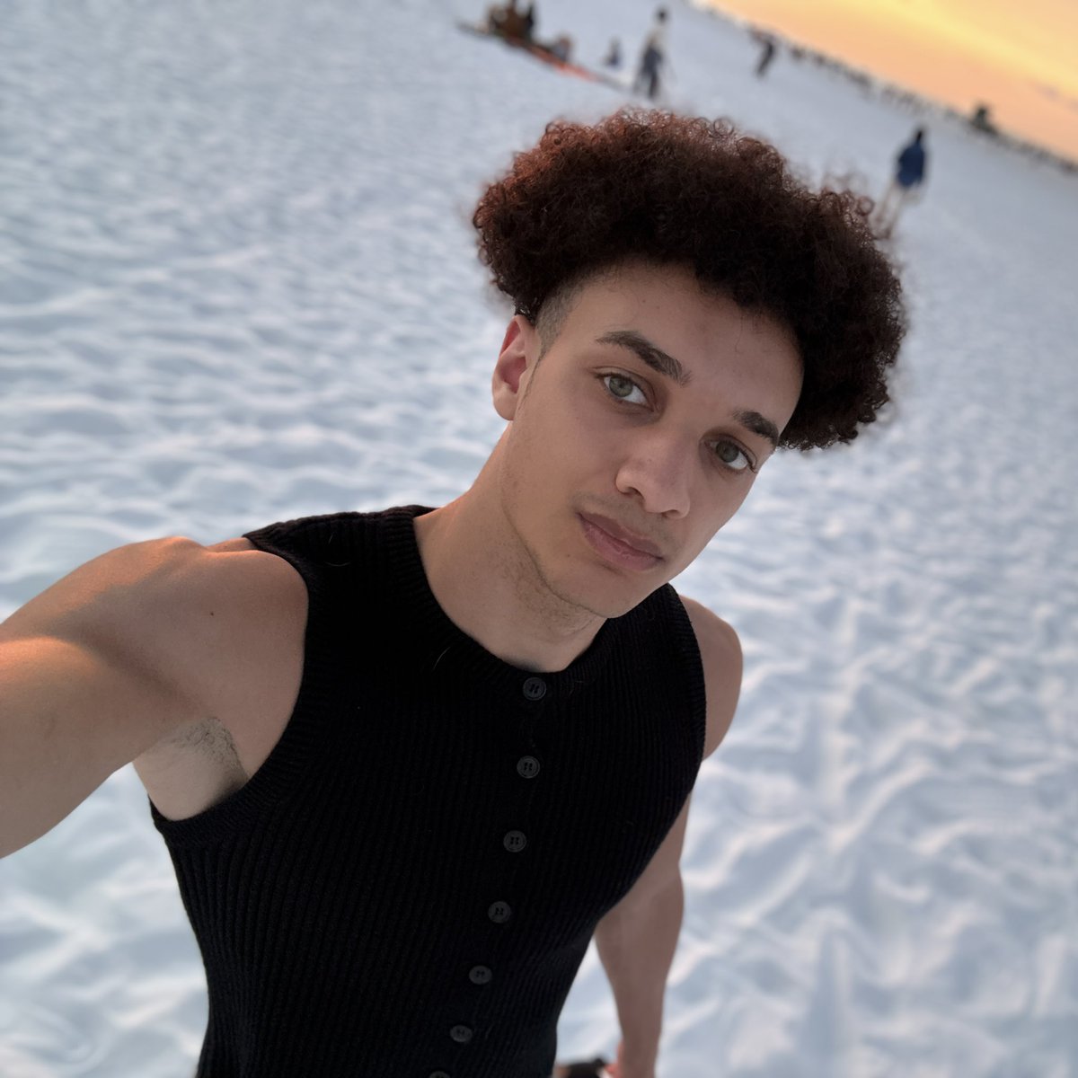 david_pittz's tweet photo. Chasing the horizon before the summer sun goes down. 🌅🏝️

#DavidPittz #MaleModel #SummerVibes #Sunset https://t.co/jcR4x7HkUS