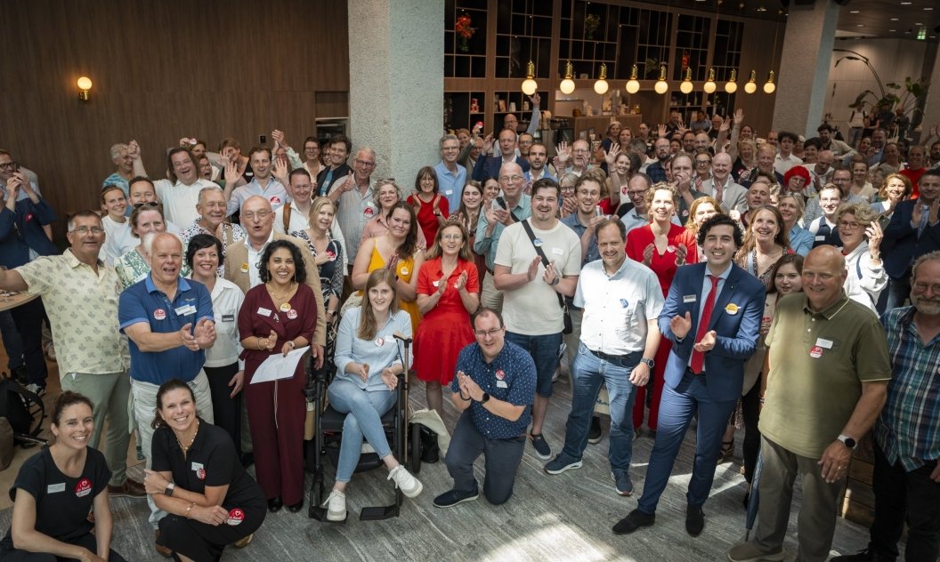 RaadslidNu's tweet photo. Op zaterdag 21 november komen 300 raads- en commissieleden uit heel Nederland samen in Congrescentrum Antropia, gelegen naast Driebergen-Zeist, voor de Dag voor de Raad 2026. Een dag vol inspiratie en ontmoeting met collega's uit het hele land. Lees meer: https://t.co/hyx0JA06cR https://t.co/yDQOGm7aFp