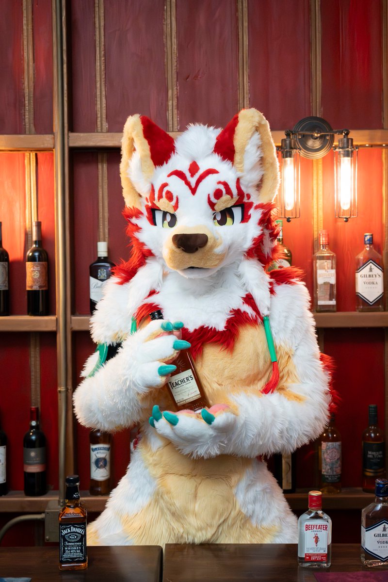 Joukou_FoxRide's tweet photo. 「一杯いかがですか？」
#FursuitFriday 
#ふぁーりージャンクション
#furmony #鸿萌造物 https://t.co/oVUod1x4kN